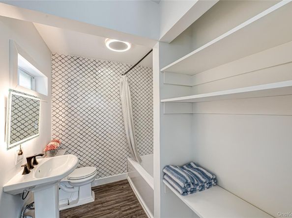 39 Lynncliff Road, Hampton Bays NY 11946