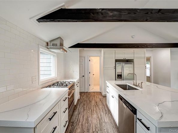 39 Lynncliff Road, Hampton Bays NY 11946