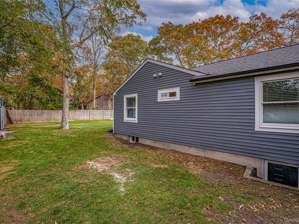 39 Lynncliff Road, Hampton Bays NY 11946