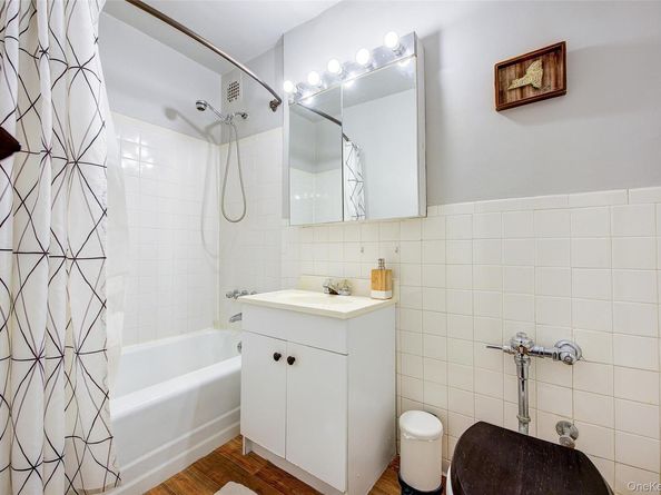 66-01 Burns Street 4N, Rego Park NY 11374