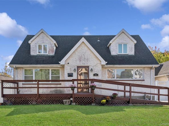 14 Bell Court, Bellmore NY 11710