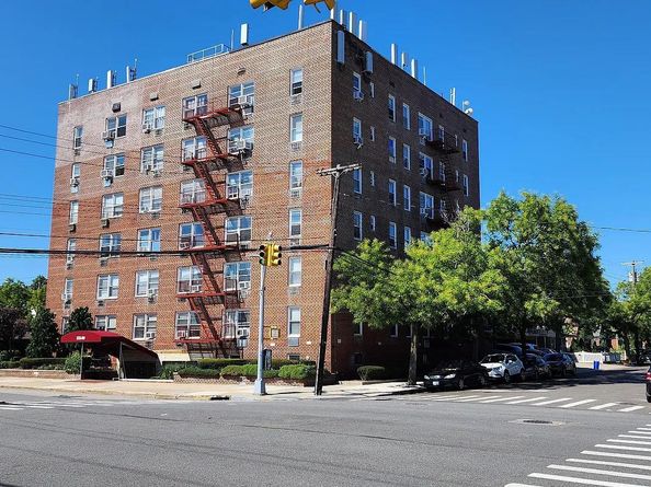 222-89 Braddock Ave 6D, Bellerose NY 11426