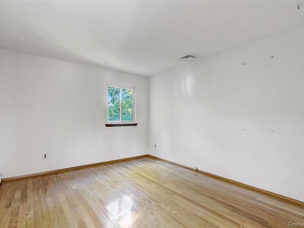 82 Barry Lane, Syosset NY 11791