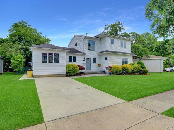 23 Lillian Lane, Plainview NY 11803