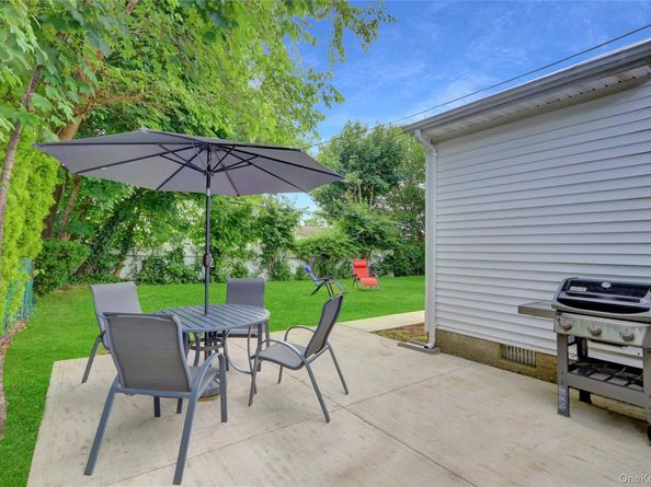 23 Lillian Lane, Plainview NY 11803