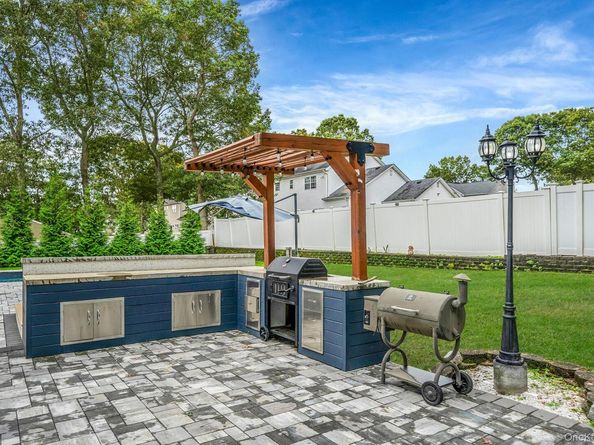 8 Linden Street, Coram NY 11727