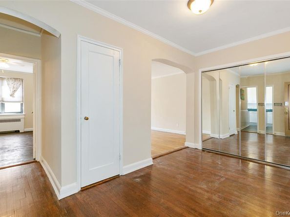 2 Townhouse Place 3N, Great Neck NY 11021