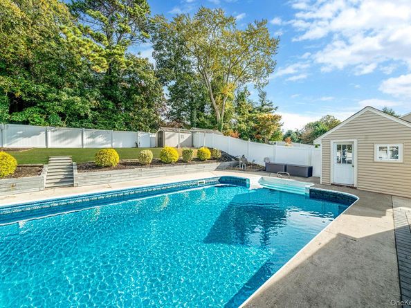 55 Wexford Drive, Oakdale NY 11769