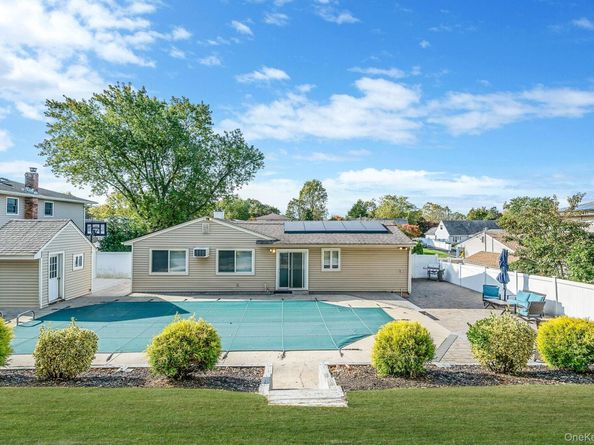 55 Wexford Drive, Oakdale NY 11769