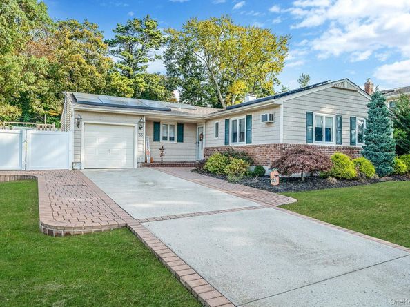 55 Wexford Drive, Oakdale NY 11769