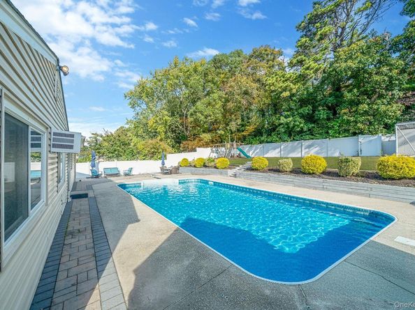 55 Wexford Drive, Oakdale NY 11769