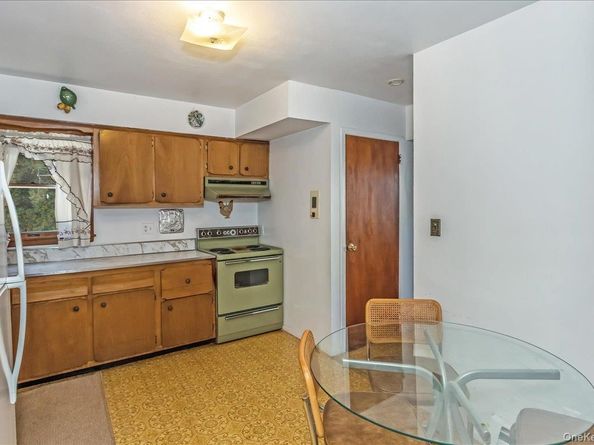 12 Roxy Place, Lynbrook NY 11563