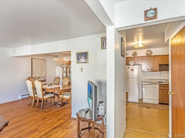 12 Roxy Place, Lynbrook NY 11563
