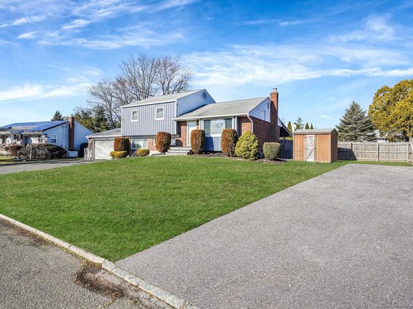 7 Marlowe Place, Greenlawn NY 11740