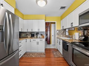 18 Hill Lane, Smithtown NY 11787