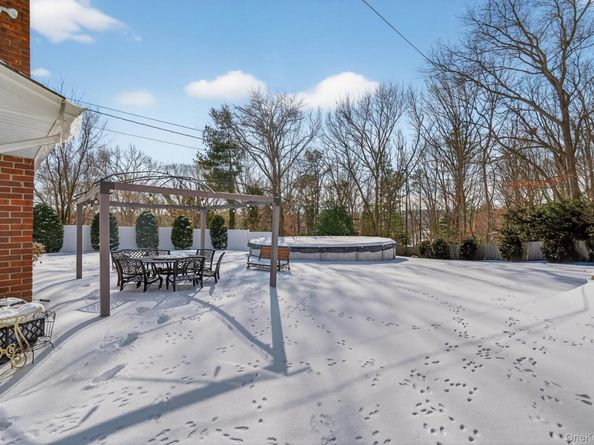 18 Hill Lane, Smithtown NY 11787