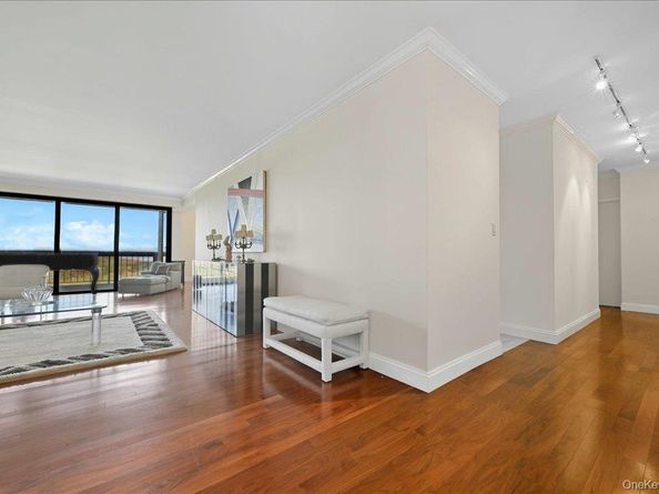 27010 Grand Central Parkway 17K, Floral Park NY 11005