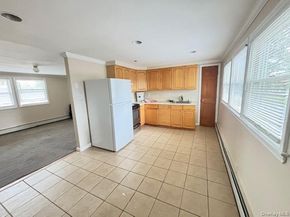 112 W Scudder Avenue, Copiague NY 11726