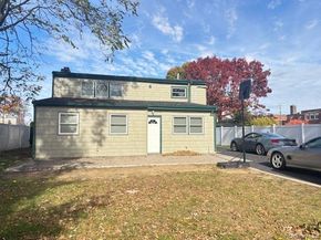 112 W Scudder Avenue, Copiague NY 11726