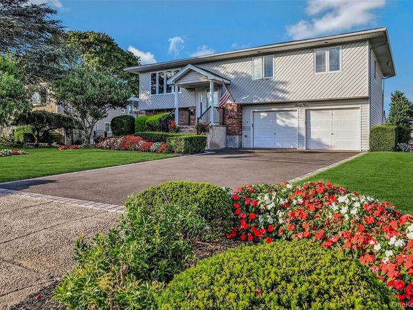 35 Manta Court, Oakdale NY 11769