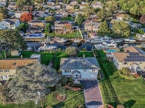 35 Manta Court, Oakdale NY 11769