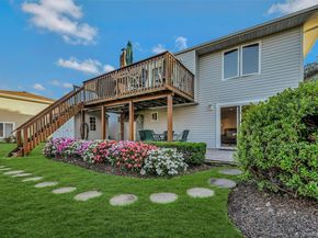 35 Manta Court, Oakdale NY 11769