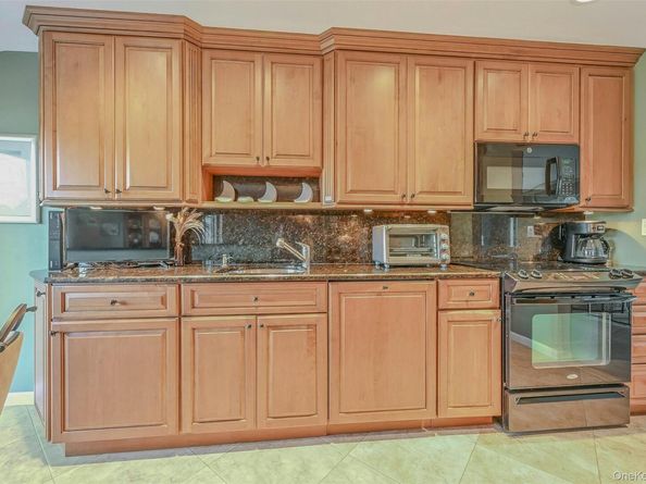 35 Manta Court, Oakdale NY 11769