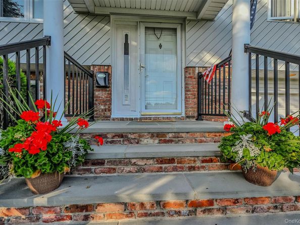 35 Manta Court, Oakdale NY 11769