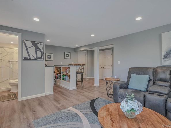 35 Manta Court, Oakdale NY 11769