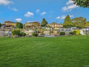 35 Manta Court, Oakdale NY 11769