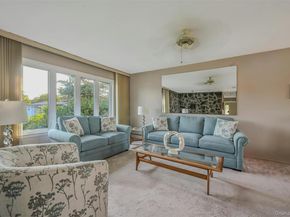 35 Manta Court, Oakdale NY 11769
