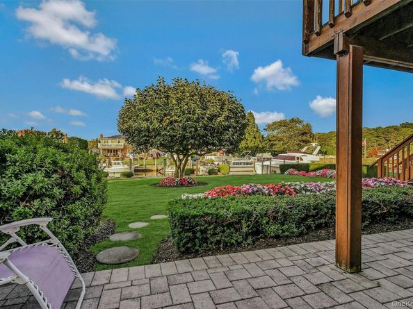 35 Manta Court, Oakdale NY 11769