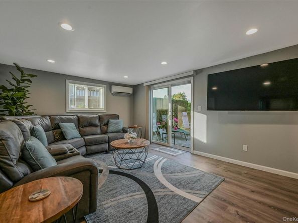 35 Manta Court, Oakdale NY 11769