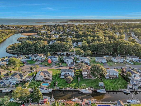 35 Manta Court, Oakdale NY 11769