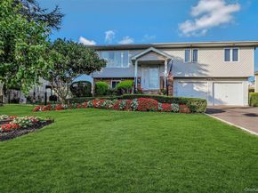 35 Manta Court, Oakdale NY 11769