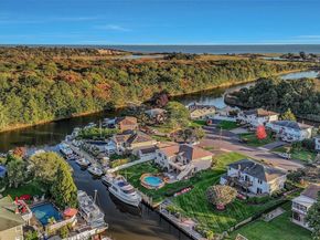 35 Manta Court, Oakdale NY 11769