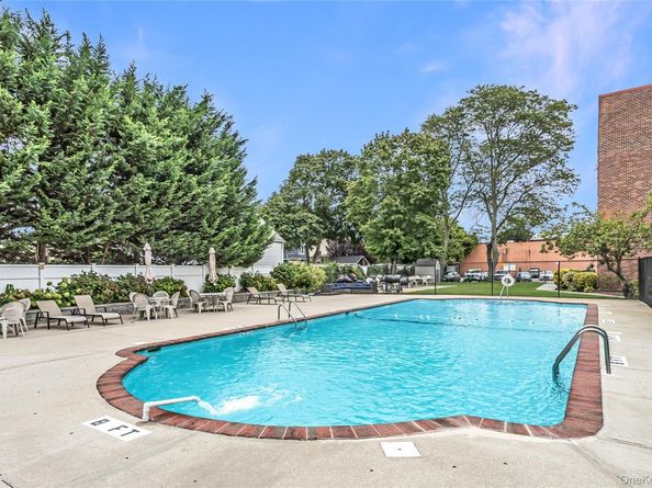 250 W Merrick Road 2L, Freeport NY 11520