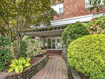 250 W Merrick Road