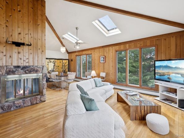 10 Harbor Road, Hampton Bays NY 11946