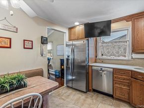 17 Whitehall Lane, New Hyde Park NY 11040