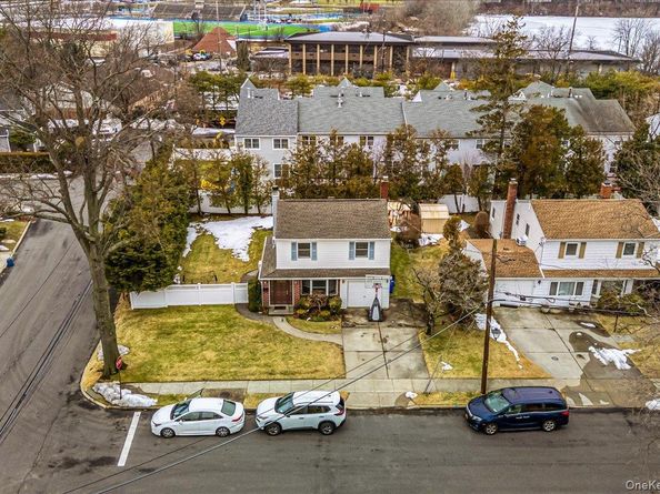 17 Whitehall Lane, New Hyde Park NY 11040