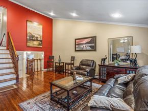 17 Whitehall Lane, New Hyde Park NY 11040