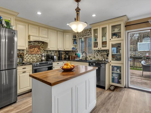 63 Ravenwood Drive, Kings Park NY 11754