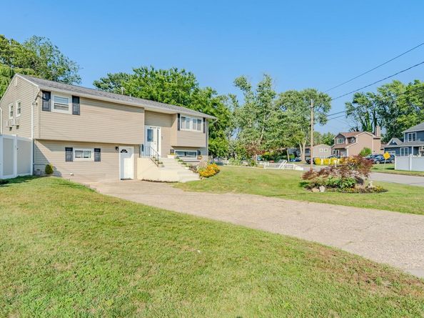 27 Berkeley Avenue, Selden NY 11784