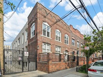 1917 Loring Place S