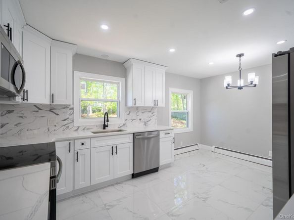 23 Wheat Path Road W, Mount Sinai NY 11766