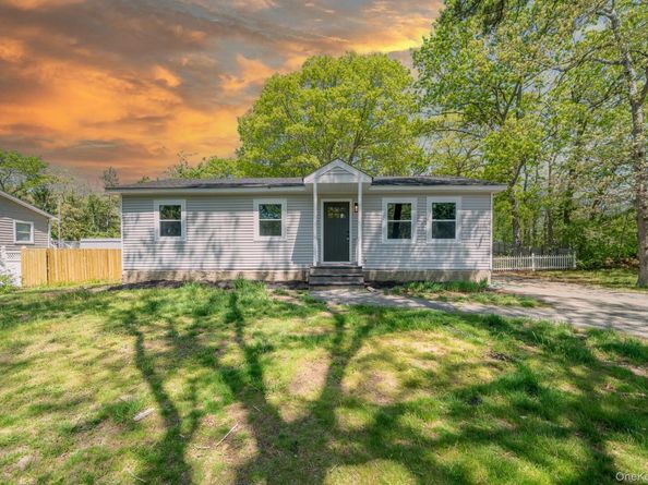 23 Wheat Path Road W, Mount Sinai NY 11766