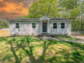 23 Wheat Path Road W, Mount Sinai NY 11766