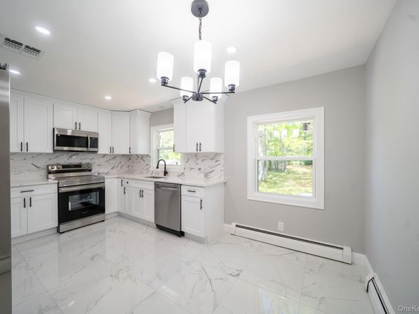 23 Wheat Path Road W, Mount Sinai NY 11766