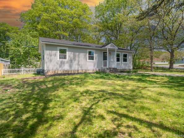 23 Wheat Path Road W, Mount Sinai NY 11766